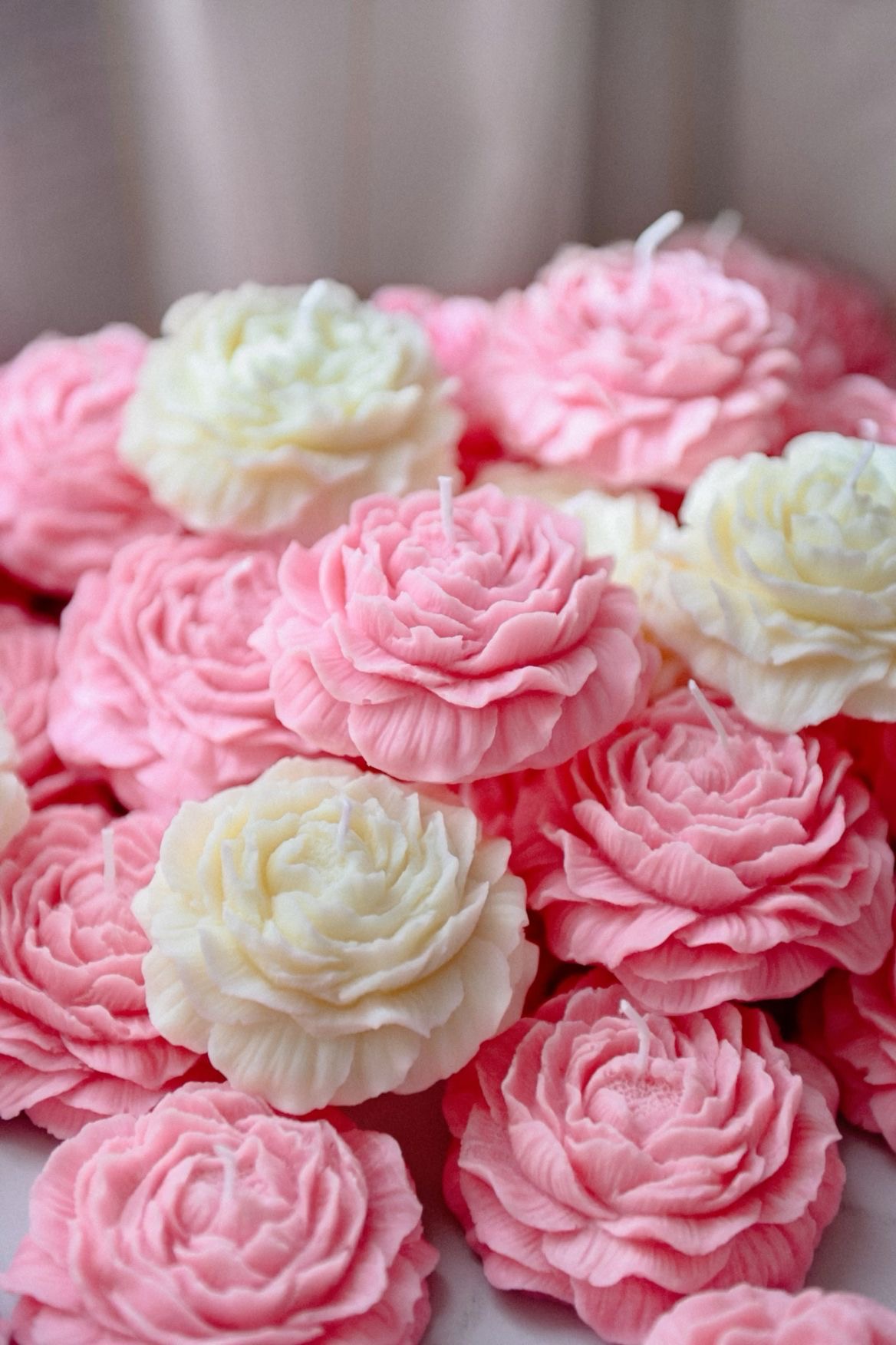 πΈ Rose Blossom Candle β Handcrafted Floral Elegance